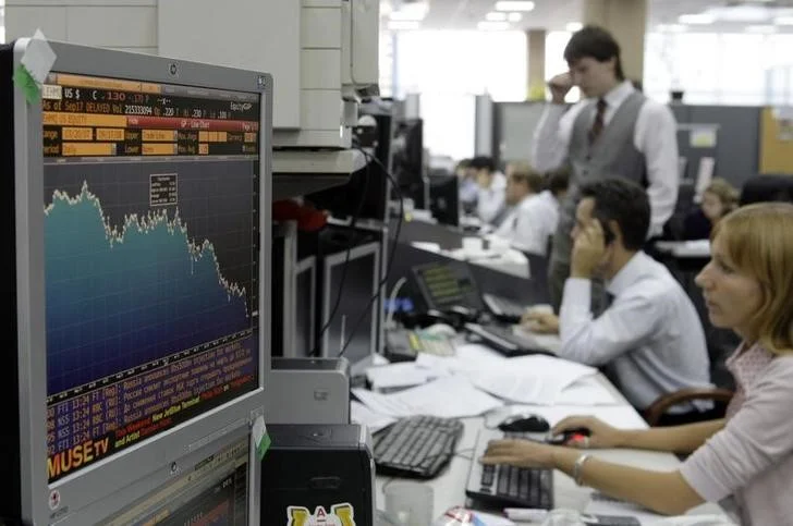 Gráfico financeiro em tons de azul e dourado mostrando barras de ações em queda e uma linha de índice estável, com o Kremlin ao fundo, simbolizando o mercado russo.