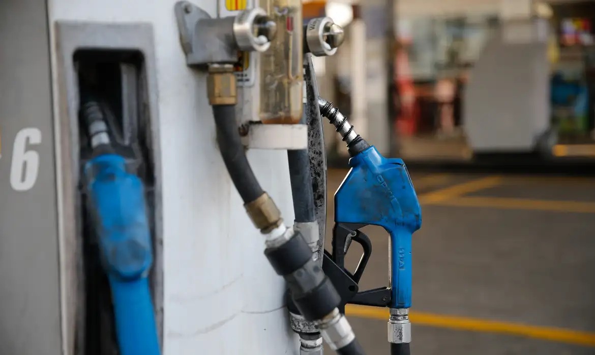 Uma lupa estilizada sobre documentos fiscais e gráficos de barras, simbolizando a fiscalização da ANP em empresas de petróleo e gás, com elementos de energia ao fundo.