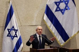 Mapa do Oriente Médio com destaque para Israel, Faixa de Gaza e Líbano, com setas indicando ataques e pontos de tensão. Símbolos de dinheiro e gráficos financeiros flutuam sobre a região, representando o impacto econômico dos conflitos.