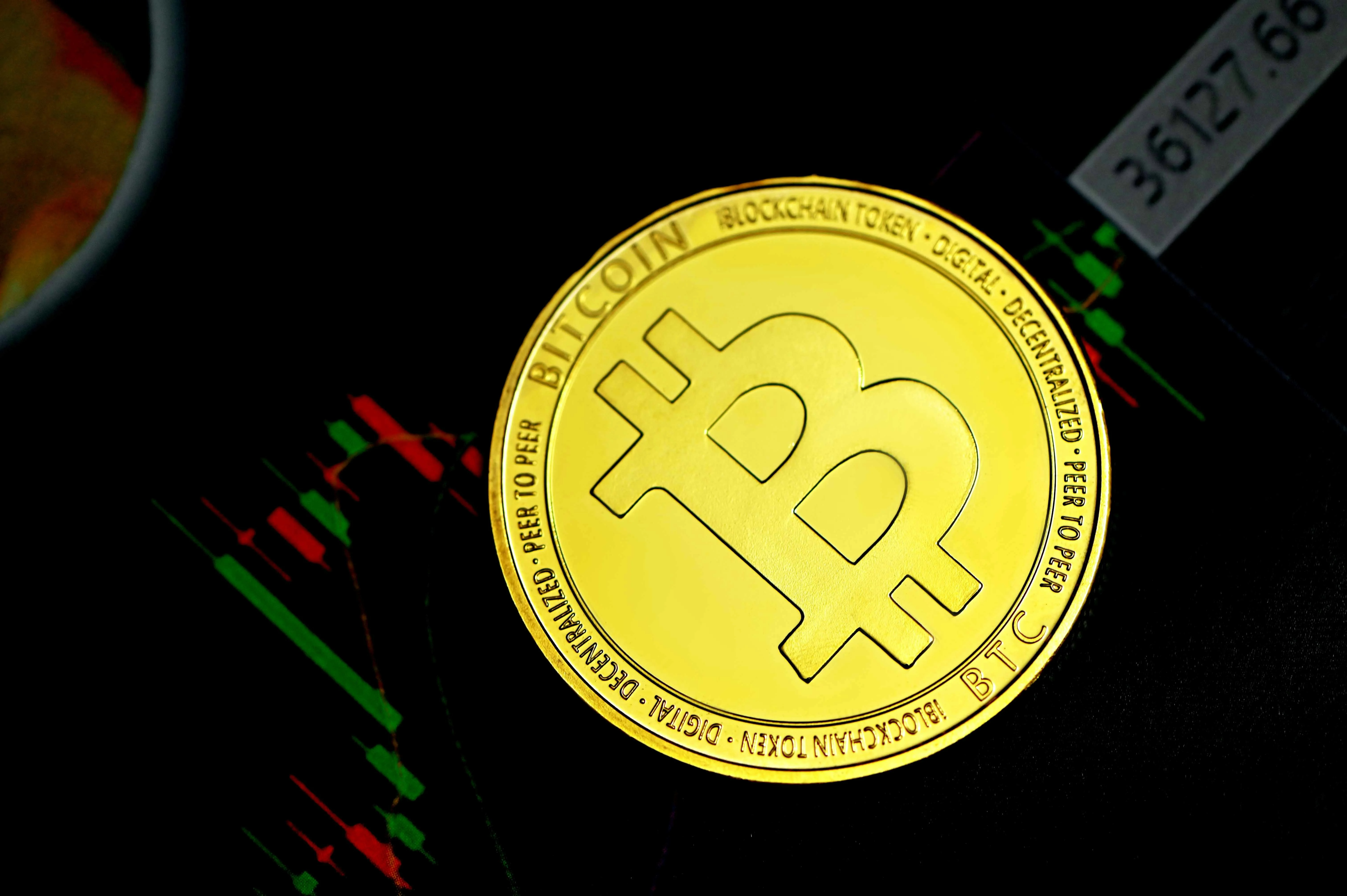 Representação digital do Bitcoin em um gráfico de alta, com barras verdes e setas ascendentes, simbolizando o otimismo do mercado de criptomoedas e a valorização do ativo.