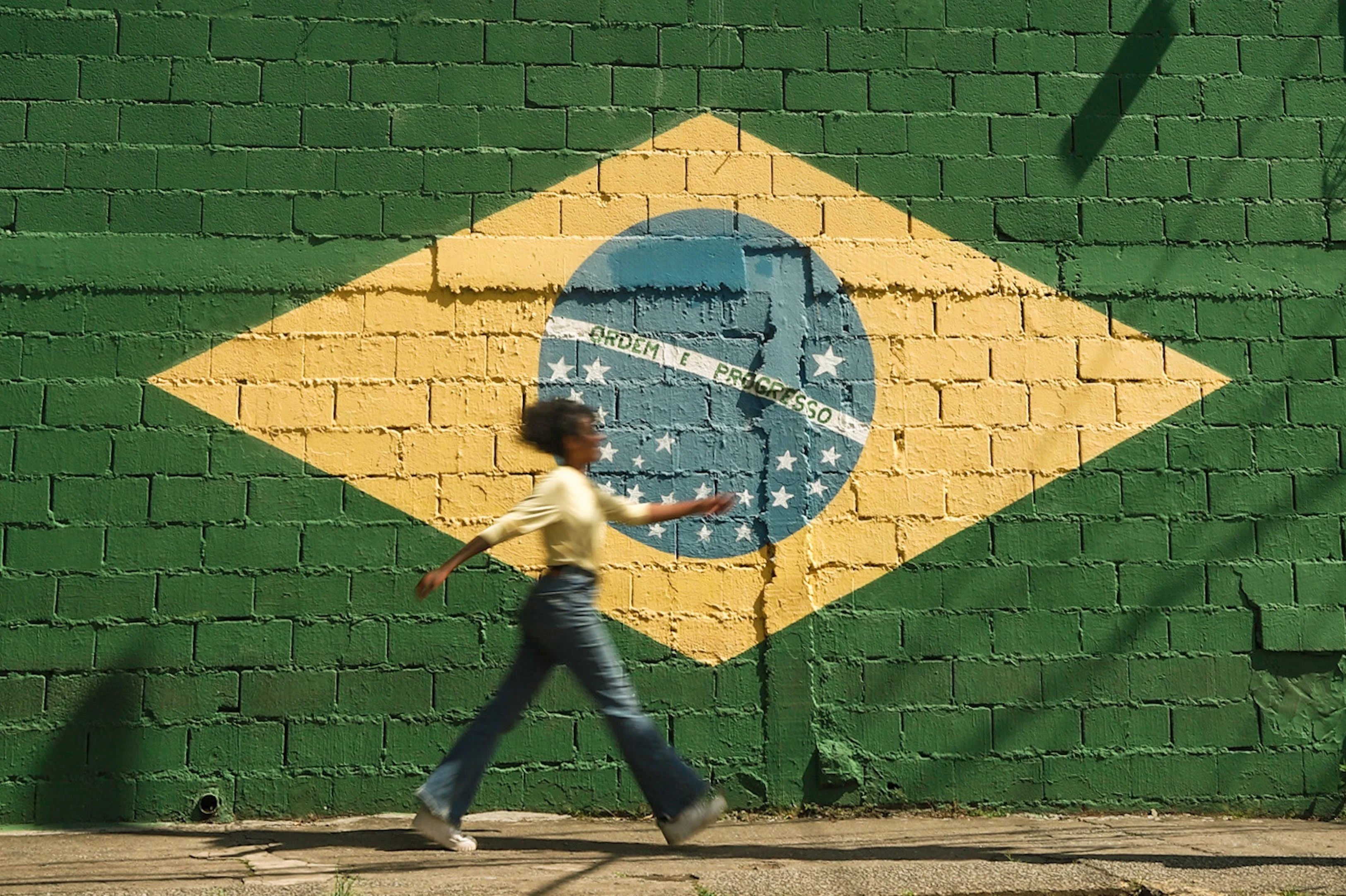 Um gráfico de barras douradas em crescimento representando o mercado brasileiro, sobreposto a um fundo azul escuro com conexões digitais globais e moedas flutuantes.