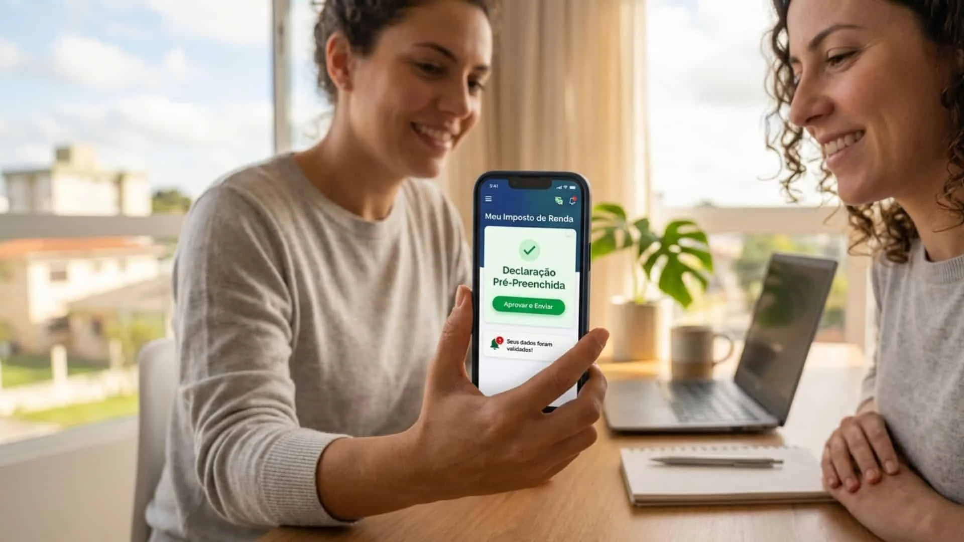 Uma mão humana segurando um smartphone com um aplicativo de declaração de Imposto de Renda digital na tela, sobreposta a um fundo desfocado de documentos fiscais e gráficos financeiros. A cena evoca modernidade e simplificação de processos.
