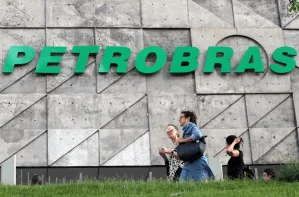 Uma imagem abstrata representando o conselho de administração da Petrobras, com elementos de governança corporativa, gráficos financeiros e um poço de petróleo ao fundo. Cores azul e dourado, com foco em estabilidade e decisões estratégicas.